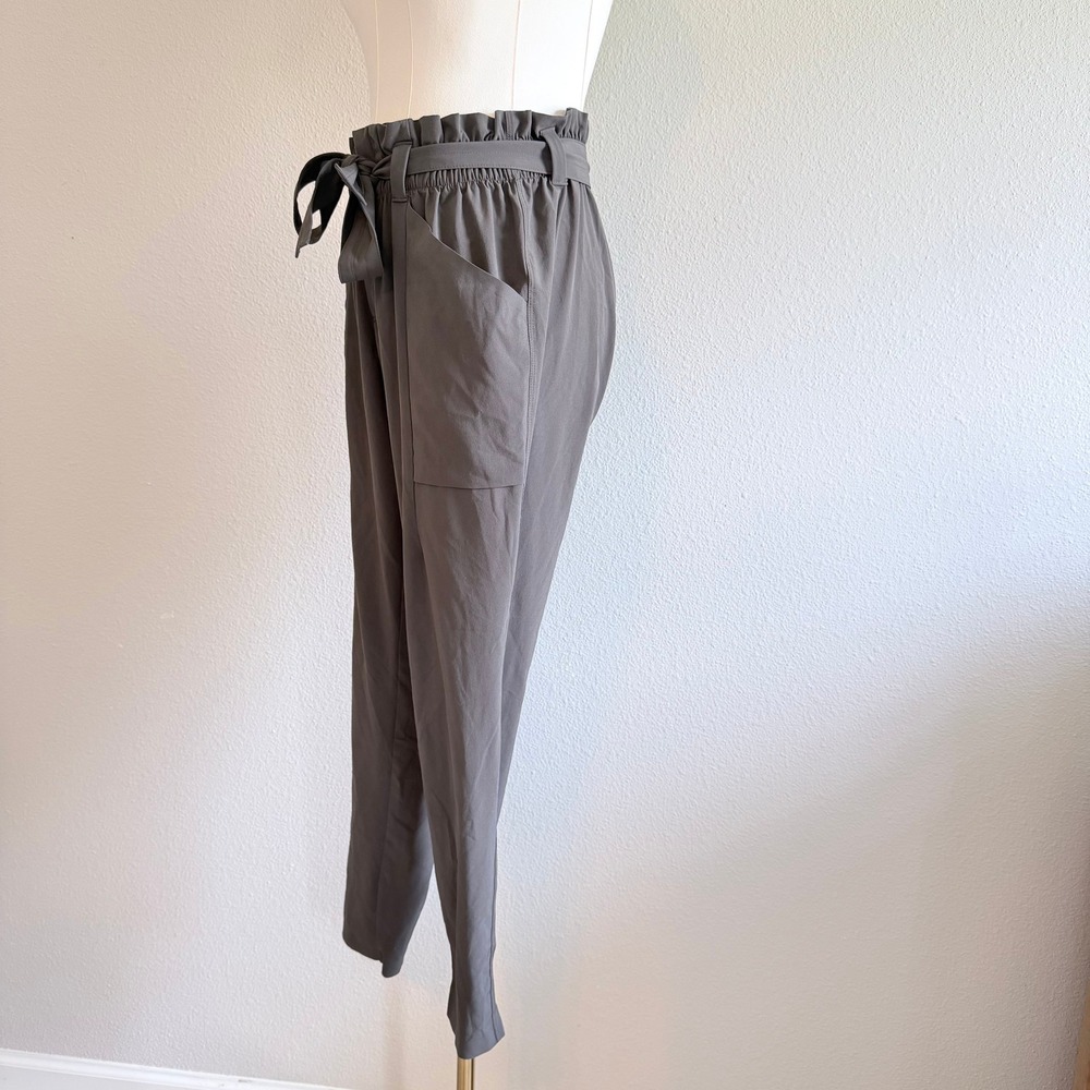 Athleta Gray Athleisure Waist Tapered Cargo Pants Minimalist Travel Outdoor Sz 0 - Picture 4 of 9